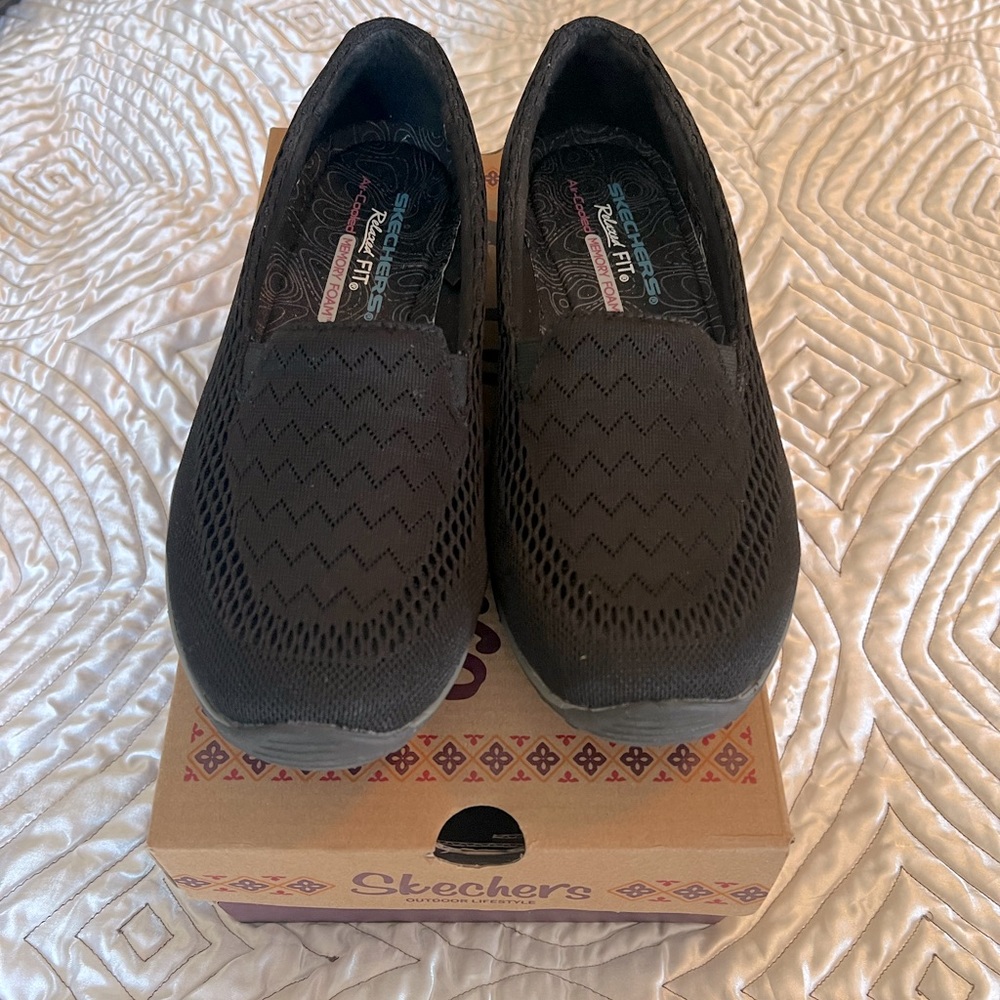 SKECHERS SIZE 7.5 NEW relaxed fit comfort memory foam air cooled